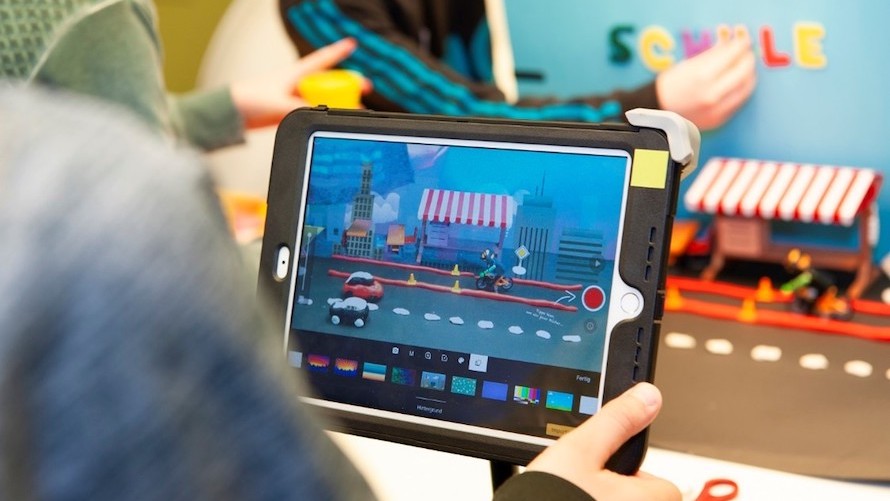 BMW Kindergeburtstag Filmworkshop  Kind erstellt animierten Film an einem Tablet