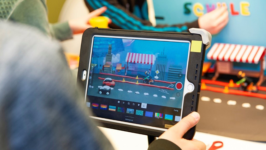 Kind erstellt animierten Film an einem Tablet