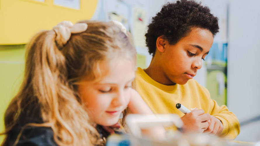 Mädchen malen gemeinsam Autodesigns im Designworkshop der BMW Welt