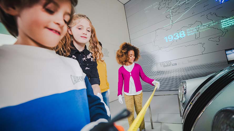 Kinder rennen mit Detektivkoffer durch BMW Museum auf der Suche nach Hinweisen