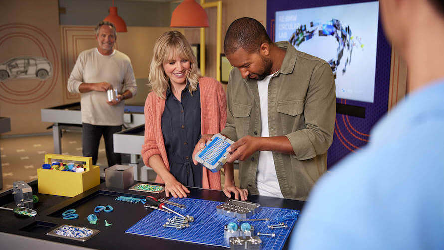 BMW Firmenworkshops Circular Lab  Mann und Frau schrauben an einem technischen Produkt