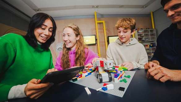 BMW Welt Familien und Kinder Workshopteilnehmer gestalten gemeinsam ein Lego Model in einem Workshop in der BMW Welt