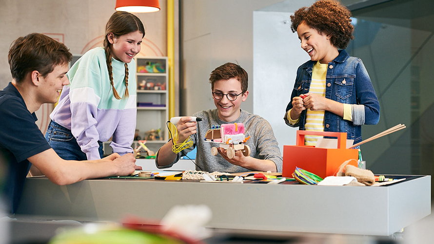 Kinder basteln an einem futuristischen Auto im BMW Kreativworkshop